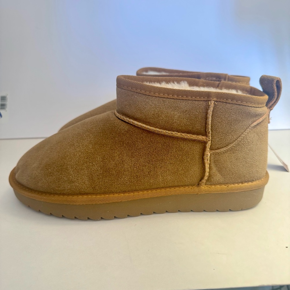 NWT. Cushionaire Hip 2 Cozy Ankle Boots. ultra cozy suede ankle boot. Size 11M